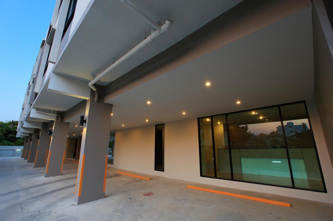 The Plubpla Serviced Apartment Bangkok Exterior photo